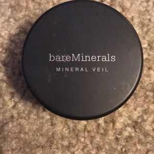Tinted mineral veil